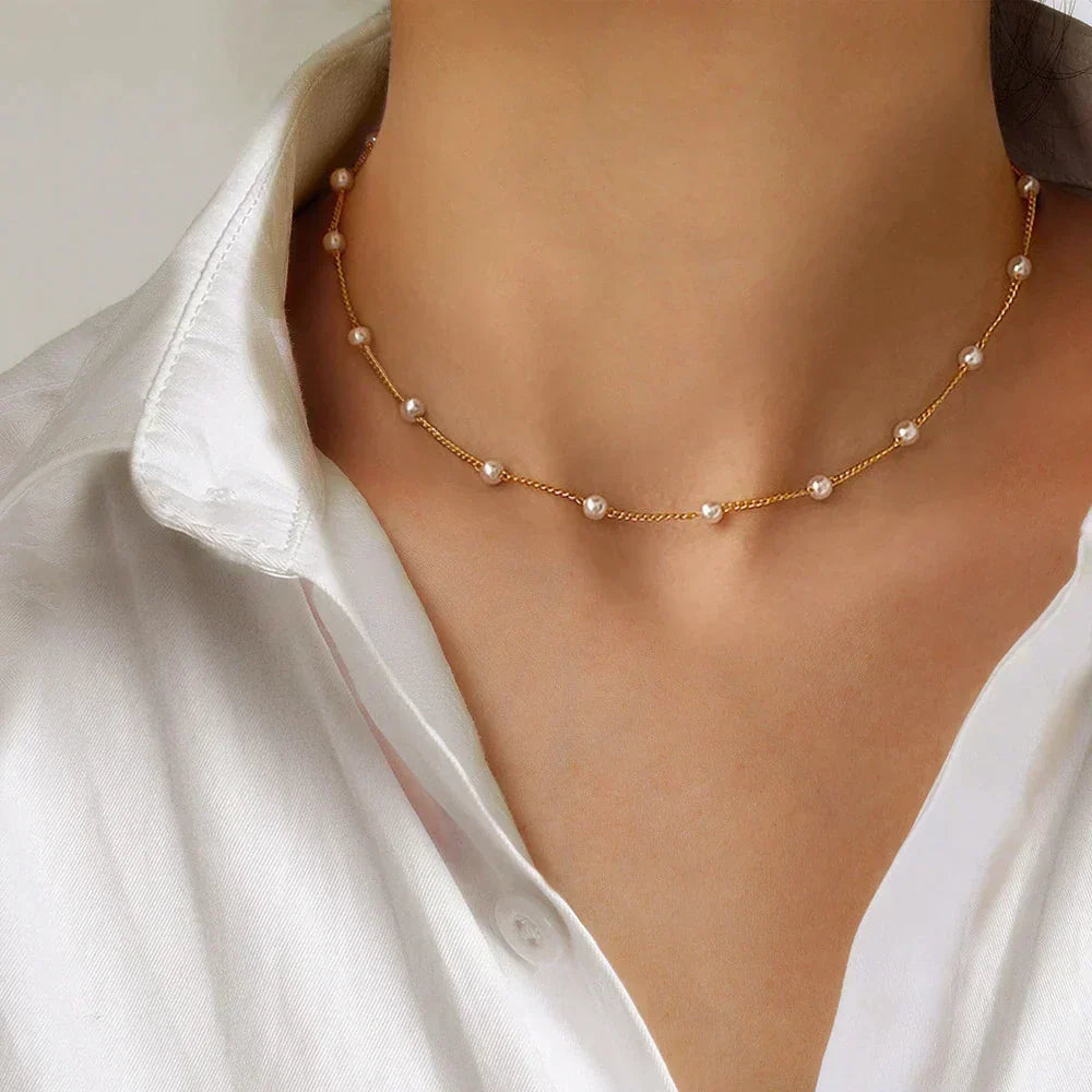 Colar de Pérolas Pequenas em Ouro