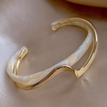 Pulseira Dourada Elegante de Opala Branca