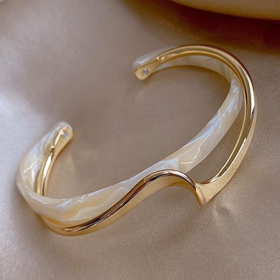 Pulseira Dourada Elegante de Opala Branca