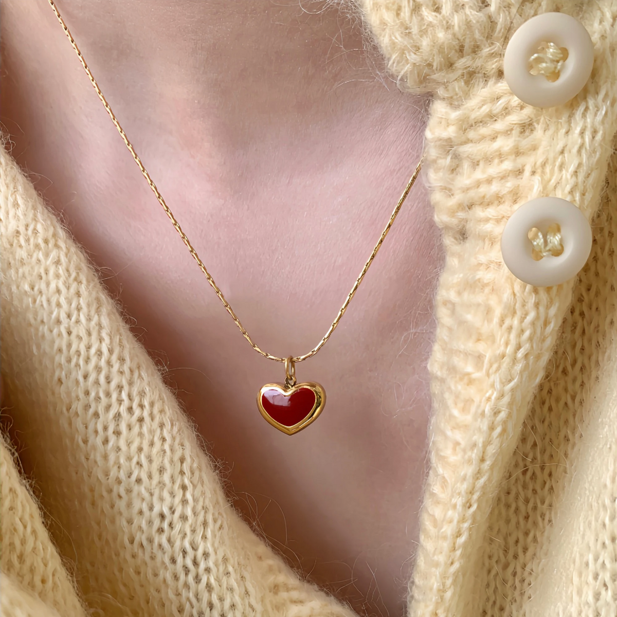 Colar de Ouro com Coração Vermelho Elegante
