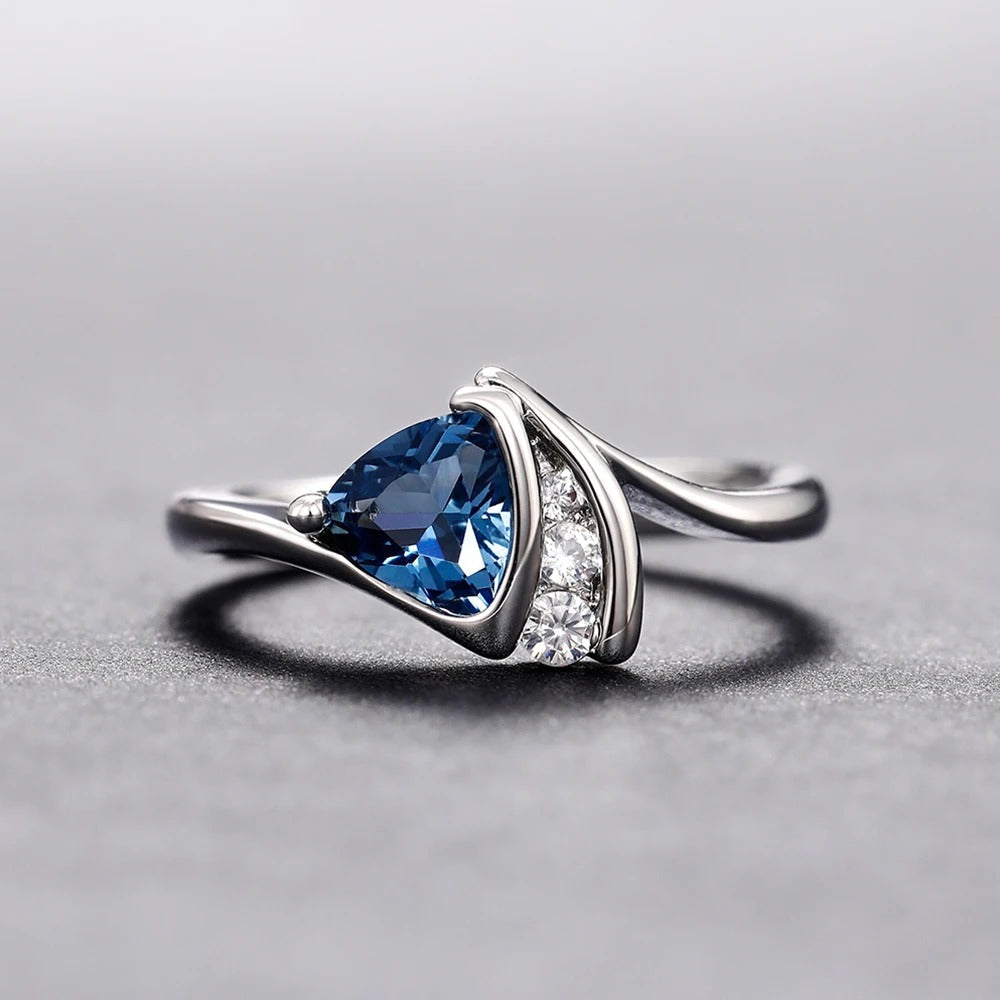 Anel Vintage de Pedra Trillion Azul em Prata